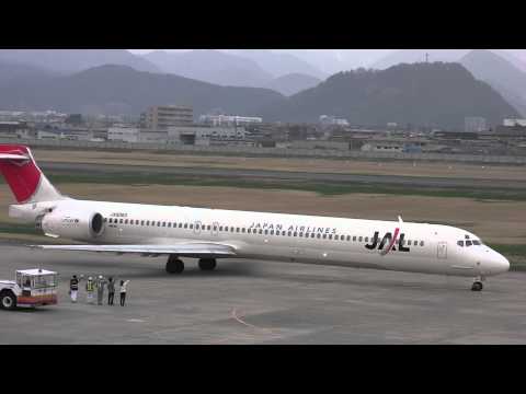 山形空港旅客機の離陸 JAL McDonnell Douglas MD90-30 Take off from Yamagata Airport 日本航空 元黒沢レインボー3号機