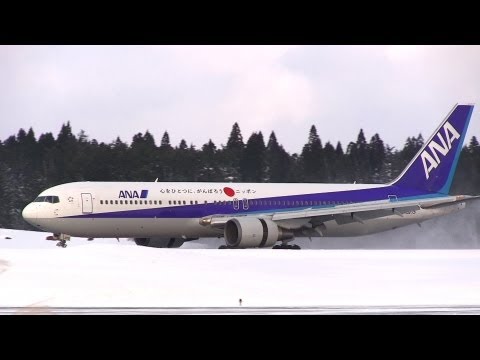 暴風雪の秋田空港 ANA Boeing 767-300 slowly approaches and lands at Akita Airport where blizzards blow.