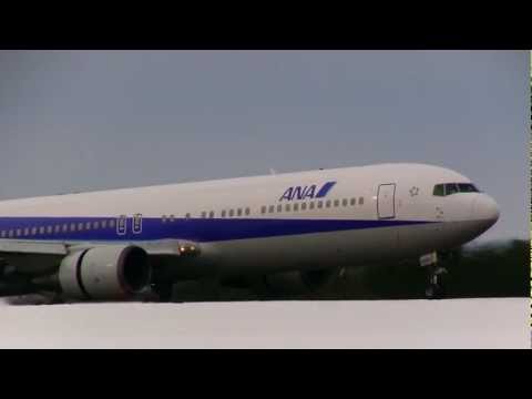 冬の秋田空港 航空機の着陸 ANA Boeing 767-300 JA8256 Landing to Akita Airport in Winter 全日本空輸 ボーイング767