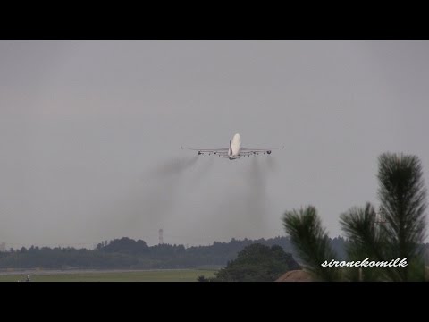 デルタ航空 ジャンボ機 Black Smoke Exhaust | Delta Air Lines Boeing 747-400 Tokyo Narita Int&#039;l Airport