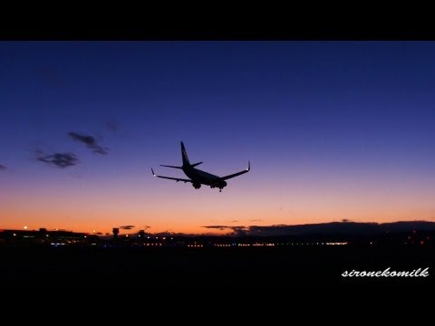 仙台空港飛行機の離着陸 Twilight Time Plane Spotting at Japan Sendai Airport トワイライトタイムの美しい夕焼けと赤い月