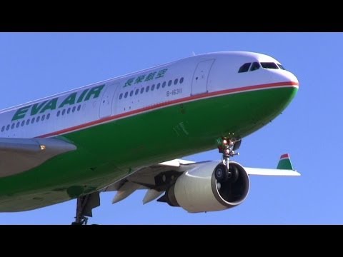 飛行機の強風着陸 EVA Air Airbus A330-200 landing at Japan Sendai Airport where strong winds blow 仙台空港