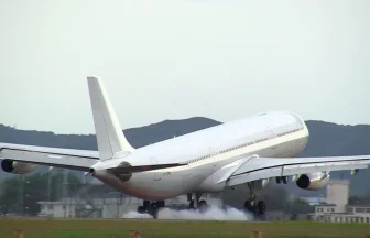 仙台空港 東日本大震災後初の国際線 ハイフライ航空のエアバスA340-300 OY-KBM
