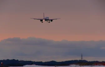 夕焼けと雪景色が美しい冬の秋田空港に着陸した2機の旅客機