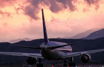 夕焼けが美しい仙台空港から離陸する飛行機 ANA ボーイング767-300