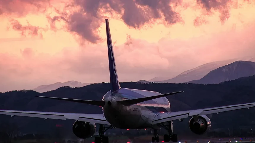 夕焼けが美しい仙台空港から離陸する飛行機 ANA ボーイング767-300