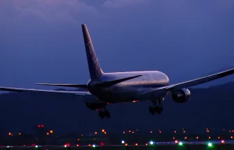 暴風が吹き荒れる仙台空港で離着陸する飛行機