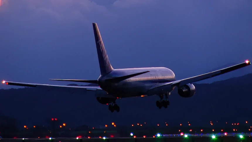 暴風が吹き荒れる仙台空港で離着陸する飛行機