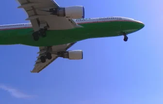 頭上を通過して仙台空港に着陸するエバー航空のエアバスA330-200