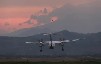 仙台空港の夕景とANAウィングス ボンバルディア ダッシュ８の着陸