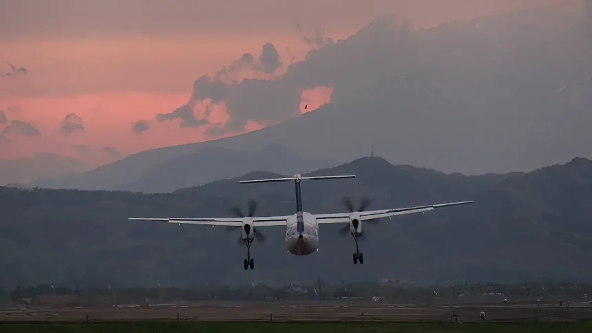 仙台空港の夕景とANAウィングス ボンバルディア ダッシュ８の着陸