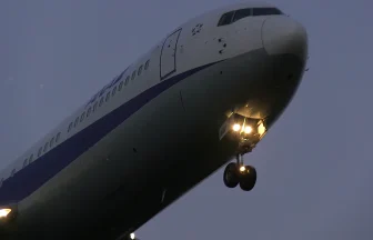 ボーイング777のレドームが付いたANAのボーイング767-300が仙台空港に着陸
