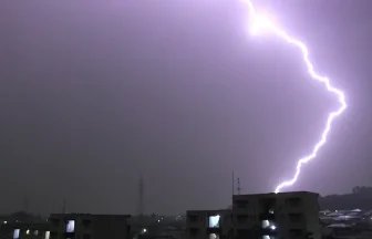 宮城県仙台市で激しい雷雨 落雷の決定的瞬間