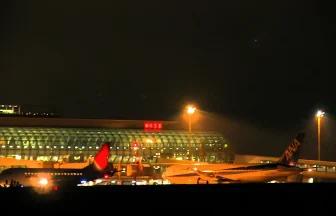 仙台空港の夜景と夜空に飛び立つ旅客機の離着陸