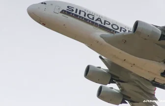 シンガポール航空の大型旅客機 エアバスA380-800が成田国際空港から離陸