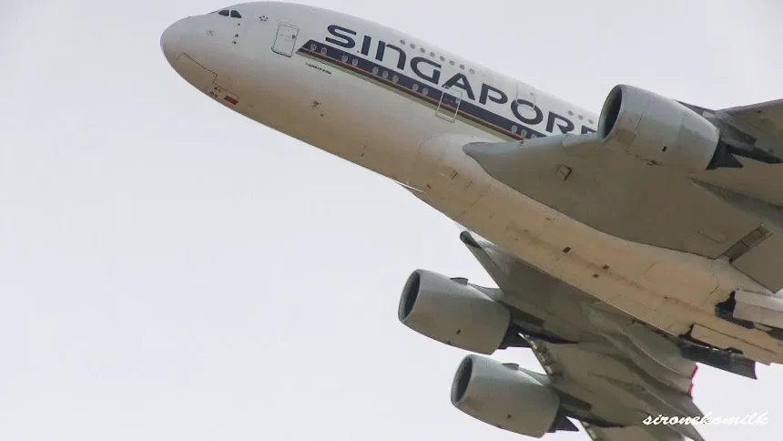 シンガポール航空の大型旅客機 エアバスA380-800が成田国際空港から離陸