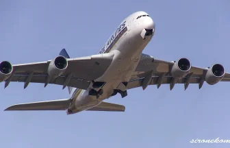 世界最大の旅客機 シンガポール航空のエアバスA380-800が成田国際空港から離陸