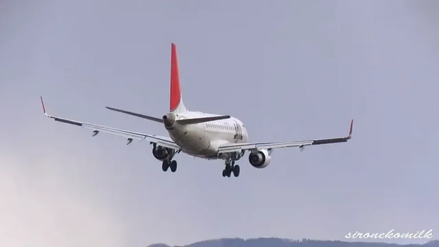 ジェイエアのエンブラエル170が仙台空港に着陸