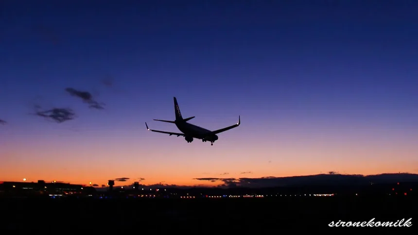 赤い月が昇る仙台空港 飛行機の離着陸と美しい夕焼け空