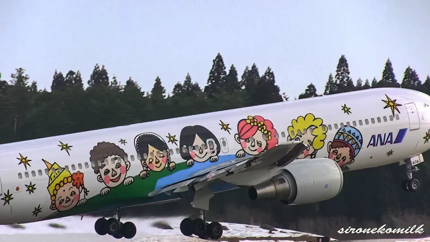 ANA創立60周年記念特別塗装機「ゆめジェット～You&Me～」が秋田空港から離陸