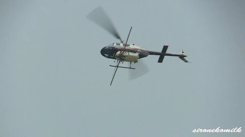 超低空飛行!!有人ヘリコプターのアクロバット農薬散布