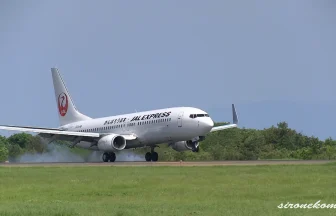 秋田空港にJALエクスプレス ボーイング737-800 JA302J「がんばろう日本」ロゴ機が着陸