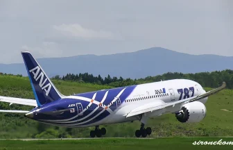 秋田空港から全日空の最新鋭旅客機 ボーイング787-8 JA801Aが離陸