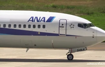 全日本空輸のボーイング737-800 JA54ANが大館能代空港から離陸