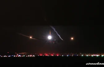 仙台空港の夜景 幻想的な夜霧の中で離着陸する旅客機
