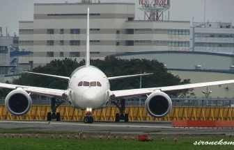 成田国際空港から離陸する日本航空のボーイング787-8