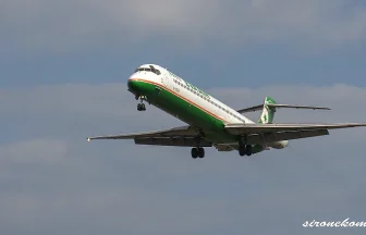 仙台空港に台湾エバー航空のマクドネル・ダグラス MD-90が着陸