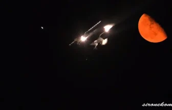 美しい仙台空港夜景 赤い月と飛行機離着陸