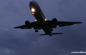 仙台空港の夜景と飛行機着陸