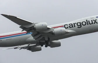 カーゴルックス航空のジャンボ貨物機 ボーイング747-8Fが小松空港で離着陸
