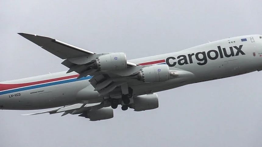 カーゴルックス航空のジャンボ貨物機 ボーイング747-8Fが小松空港で離着陸