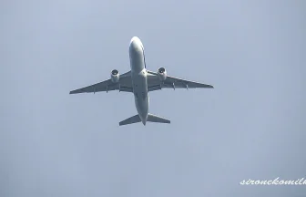 グリーンピア岩沼から見た仙台空港から飛行機が離陸するシーン