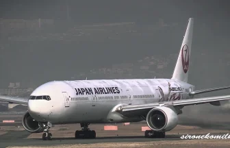 大阪伊丹空港で日本航空のボーイング777が離着陸