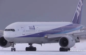 冬の秋田空港で2機の旅客機が離着陸 ANAボーイング777&JAL ボーイング737
