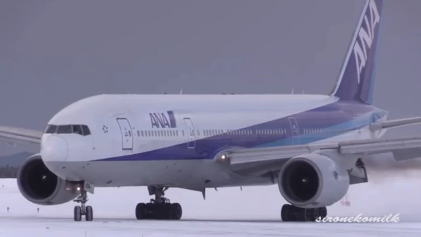冬の秋田空港で2機の旅客機が離着陸 ANAボーイング777&JAL ボーイング737
