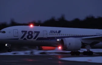 雪景色が美しい冬の秋田空港で全日本空輸のドリームライナーが離着陸