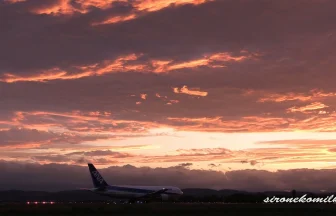 仙台空港 台風一過の美しい夕焼けと飛行機の離着陸