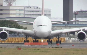 成田国際空港から離陸するアシアナ航空の大型旅客機 エアバスA380-800