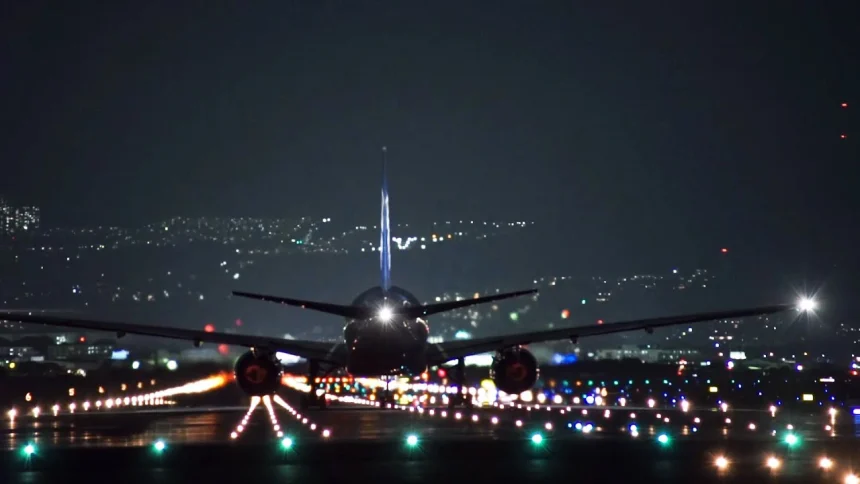 大阪伊丹空港の美しい滑走路夜景と飛行機の離着陸
