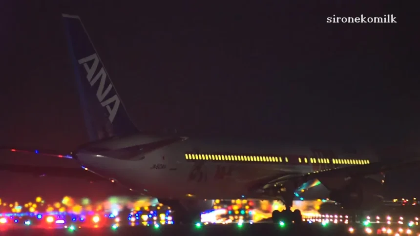 仙台空港の夜景と全日本空輸のスターウォーズジェットの離陸