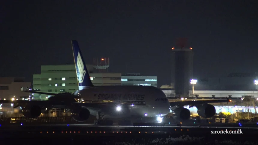 成田国際空港の美しい滑走路夜景と飛行機の離着陸 | 千葉県成田市