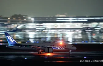 東京羽田国際空港の美しい夜景と飛行機の離着陸 | 東京都大田区