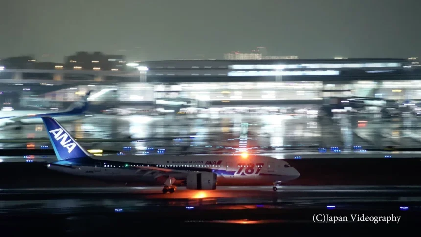 東京羽田国際空港の美しい夜景と飛行機の離着陸 | 東京都大田区