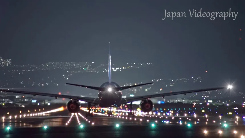 大阪伊丹空港 千里川土手から眺める滑走路夜景 飛行機離着陸 | 大阪府豊中市