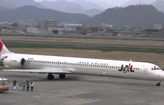 山形空港 日本航空 マクドネル・ダグラスMD-90-30の離陸