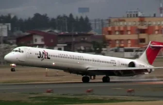 日本航空 マクドネル・ダグラスMD-90-30の着陸